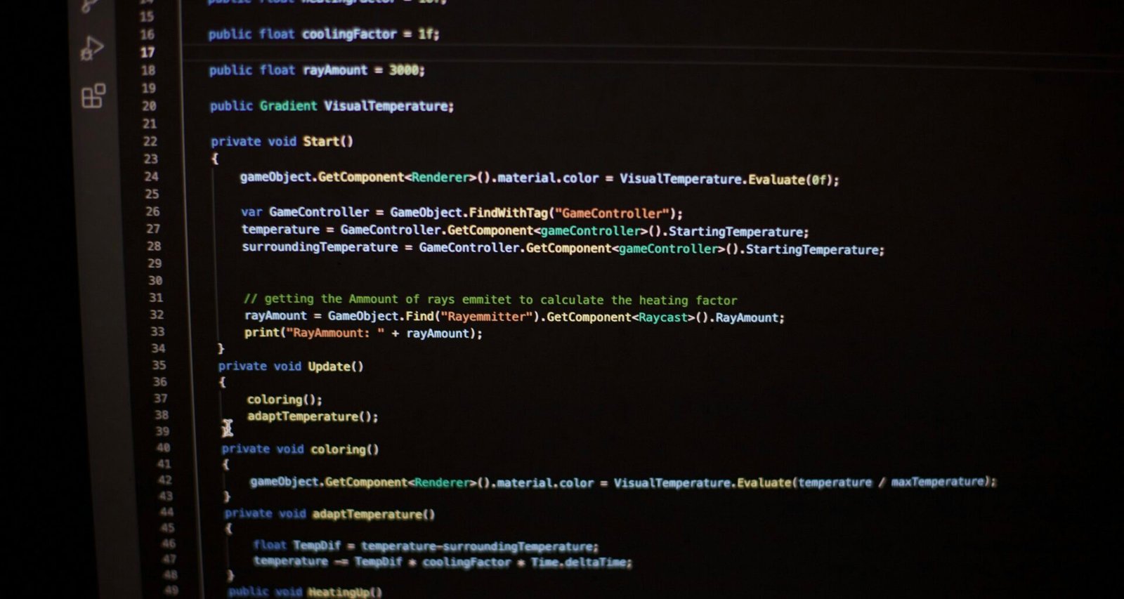Ein Computerbildschirm mit vielen Codezeilen, wie sie bei der Softwareentwicklung oder Webprogrammierung üblich sind.