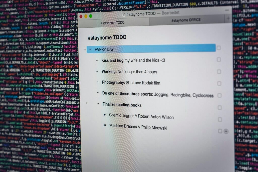 Computerbildschirm zeigt zahlreiche Worte als Begriffswolke, dargestellt als Teil digitaler Datenvisualisierung im Arbeitsumfeld