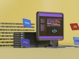 Computerbildschirm mit Tastatur und einer Box mit Logo auf einem modernen Schreibtisch in einem Büro