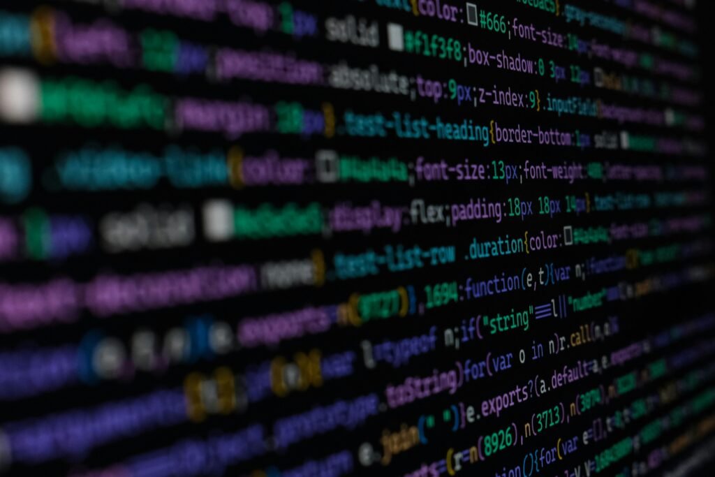 Computerbildschirm mit vielen Wörtern und Codezeilen, als Symbol für digitales Arbeiten und moderne Technologien