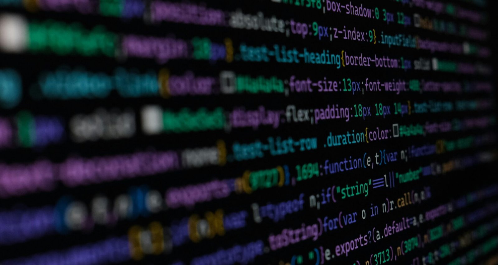 Computerbildschirm mit vielen Wörtern und Codezeilen, als Symbol für digitales Arbeiten und moderne Technologien