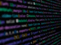 Computerbildschirm mit vielen Wörtern und Codezeilen, als Symbol für digitales Arbeiten und moderne Technologien