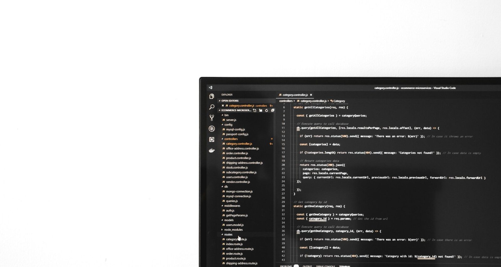Computer Monitor auf einem aufgeräumten Schreibtisch in einem modernen Arbeitsumfeld, geeignet für Homeoffice oder Büro