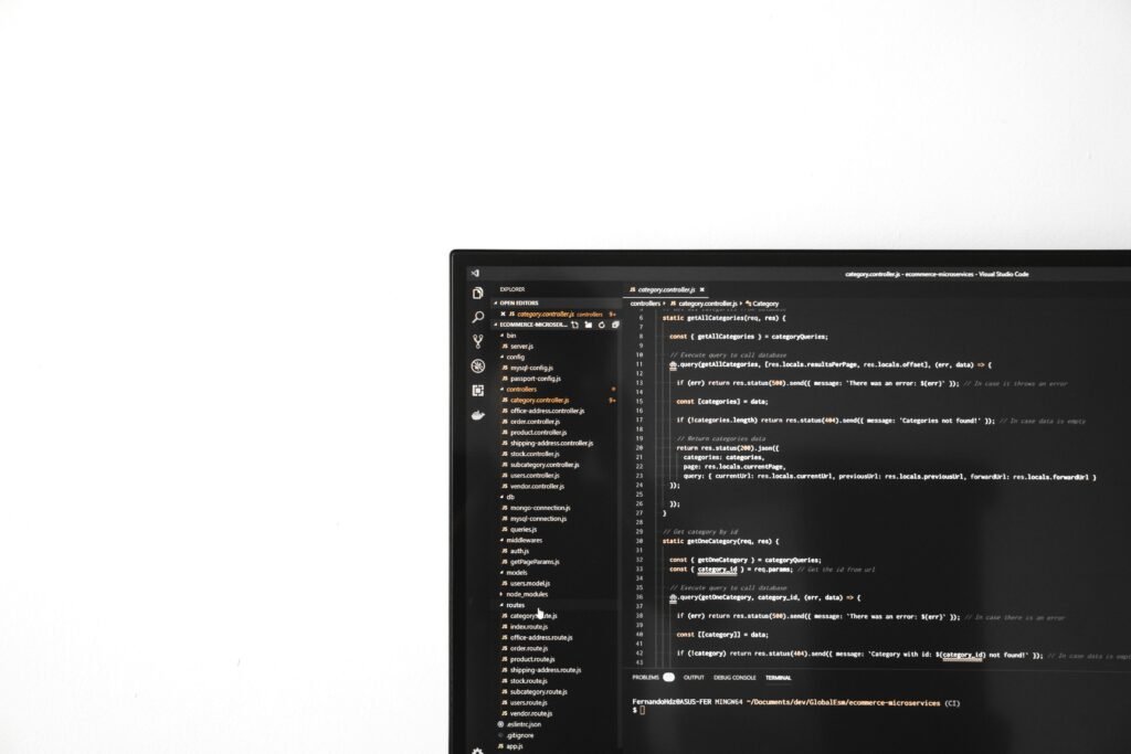 Ein Computer-Monitor steht auf einem Schreibtisch in einer modernen Büroumgebung. Gut geeignet für digitale Arbeit und Technologieartikel.