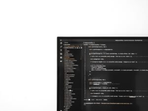 Ein Computer-Monitor steht auf einem Schreibtisch in einem modernen Büro, ideale Inspiration für Technik- und Online-Marketing-Themen.