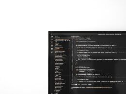 Ein Computer-Monitor steht auf einem Schreibtisch in einer modernen Büroumgebung. Gut geeignet für digitale Arbeit und Technologieartikel.