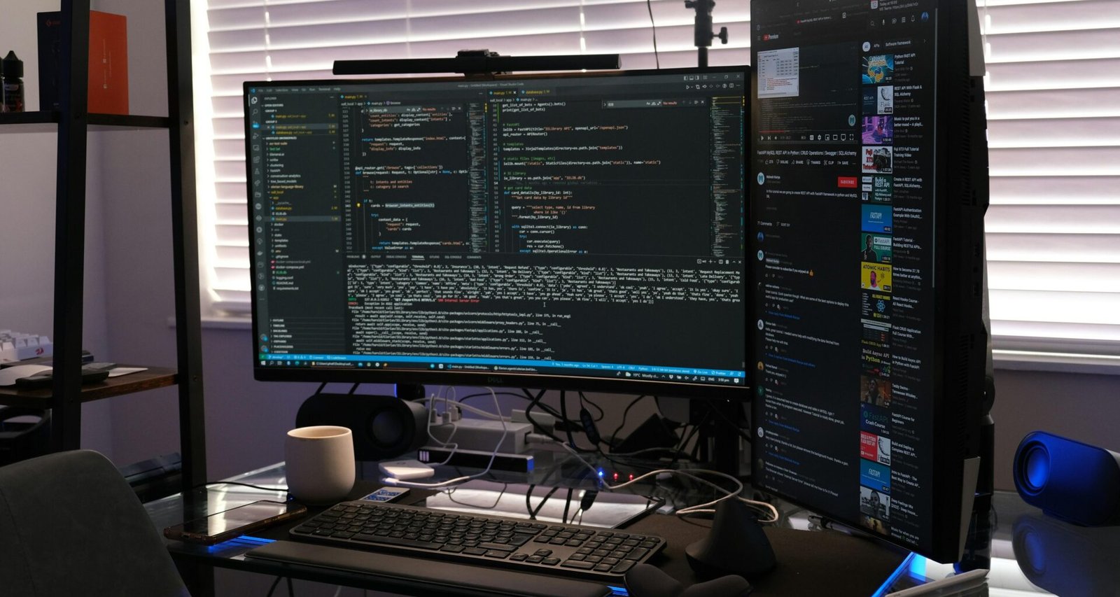 Ein Computerbildschirm steht auf einem Schreibtisch in einem Büro, geeignet für Themen rund um Technik und Online-Marketing.