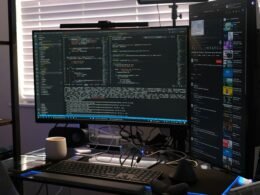 Ein Computerbildschirm steht auf einem Schreibtisch in einem Büro, geeignet für Themen rund um Technik und Online-Marketing.