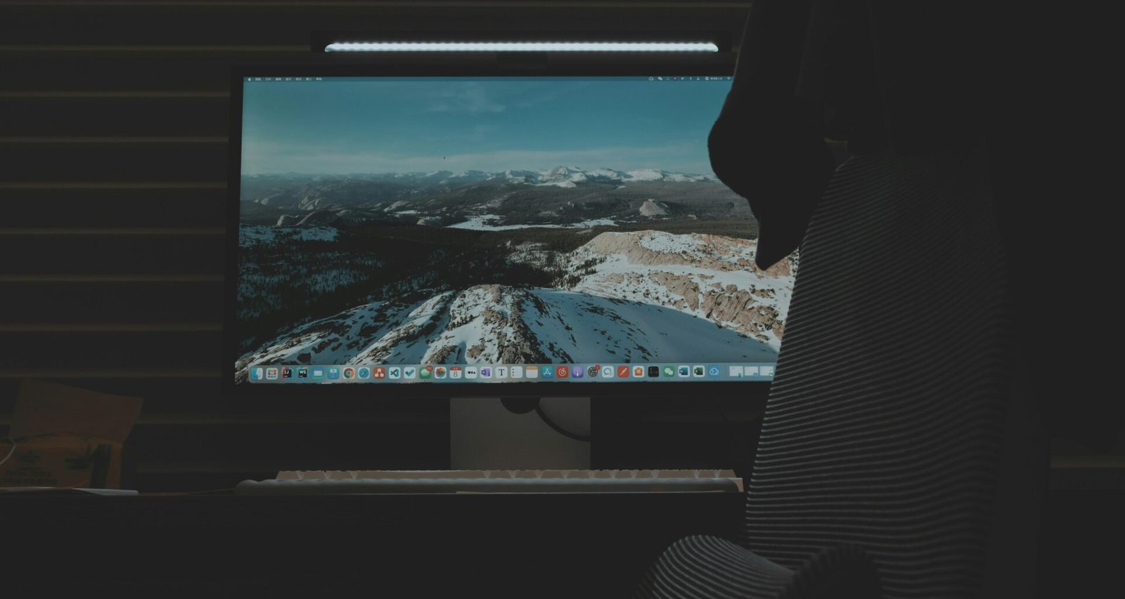 Computerbildschirm auf einem aufgeräumten Schreibtisch in einem modernen Arbeitsumfeld mit Zubehör