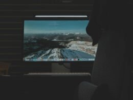 Computerbildschirm auf einem aufgeräumten Schreibtisch in einem modernen Arbeitsumfeld mit Zubehör