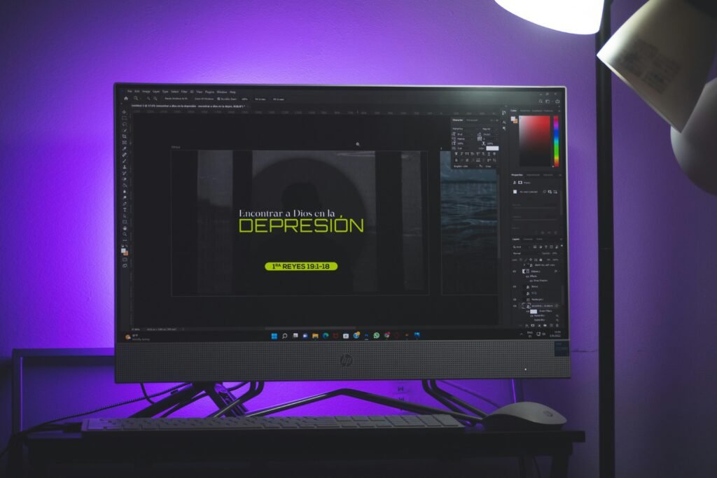 Ein Computer-Monitor steht auf einem schlichten Schreibtisch in einem modernen Büro-Setting, bereit für die tägliche Arbeit.