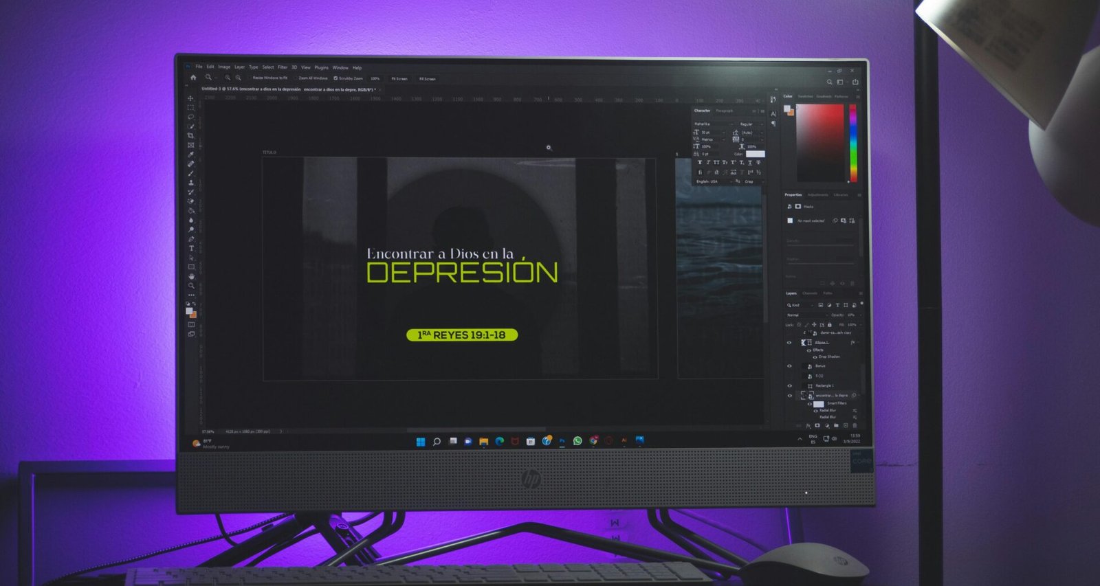Ein Computer-Monitor steht auf einem gepflegten Schreibtisch, ideal für professionelle Arbeitsumgebungen.