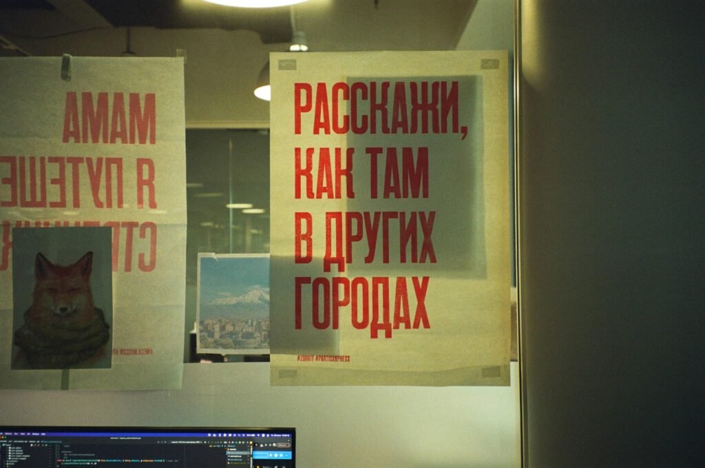 Computer-Monitor steht auf einem Schreibtisch in einem modernen Büro, geeignet für Arbeit im Technologie- oder Marketing-Umfeld