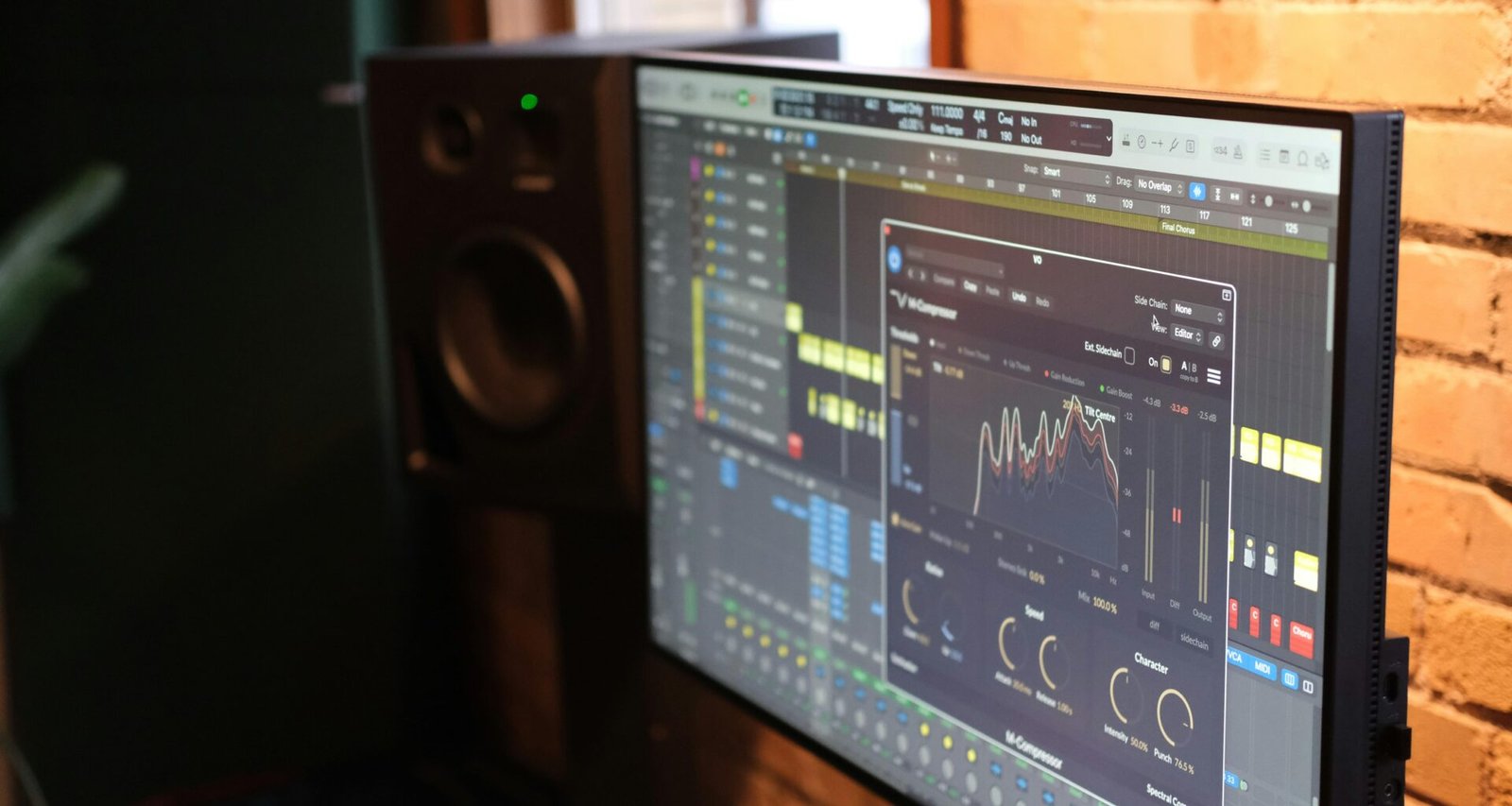 Ein Computerbildschirm steht auf einem Schreibtisch direkt neben einer roten Backsteinwand in einem modernen Raum.