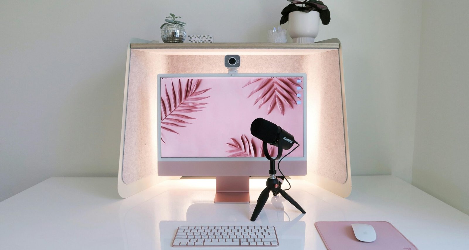 Ein Computerbildschirm steht auf einem Schreibtisch, daneben eine kleine Spielfigur – Symbol für digitales Arbeiten.