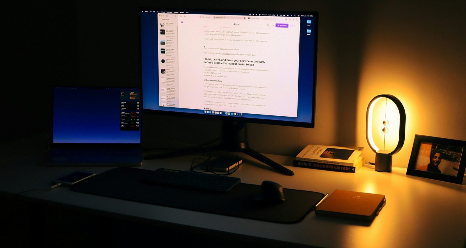 Desktop-Computer auf einem aufgeräumten Schreibtisch mit Zubehör, ideal für Homeoffice oder Büro