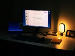 Desktop-Computer auf einem aufgeräumten Schreibtisch mit Zubehör, ideal für Homeoffice oder Büro