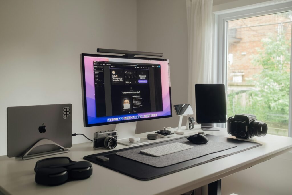 Ein Desktop-Computer steht auf einem weißen Schreibtisch, ideal für produktives Arbeiten im modernen Büro oder Homeoffice.