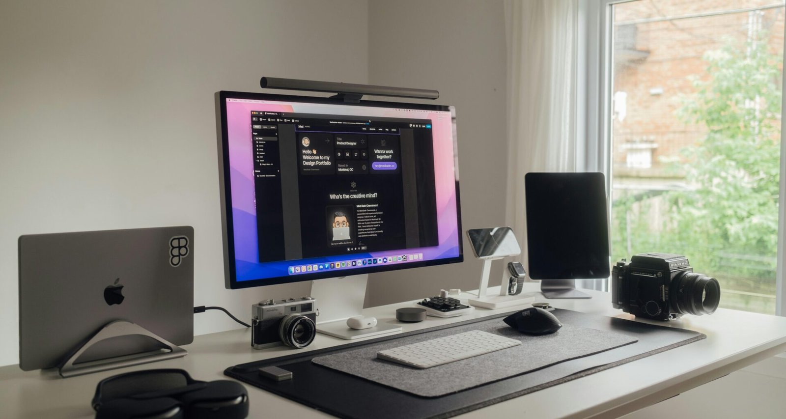 Ein Desktop-Computer steht auf einem weißen Schreibtisch, ideal für produktives Arbeiten im modernen Büro oder Homeoffice.