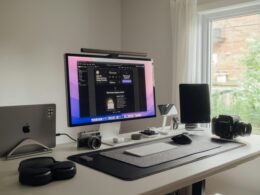 Ein Desktop-Computer steht auf einem weißen Schreibtisch, ideal für produktives Arbeiten im modernen Büro oder Homeoffice.