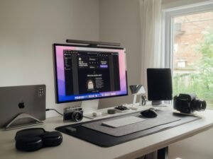 Ein Desktop-Computer steht auf einem weißen Schreibtisch, ideal für produktives Arbeiten im modernen Büro oder Homeoffice.