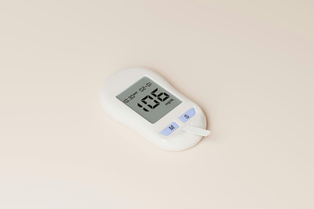 Ein digitales Thermometer liegt auf einer weißen Oberfläche und zeigt eine aktuelle Temperaturanzeige.