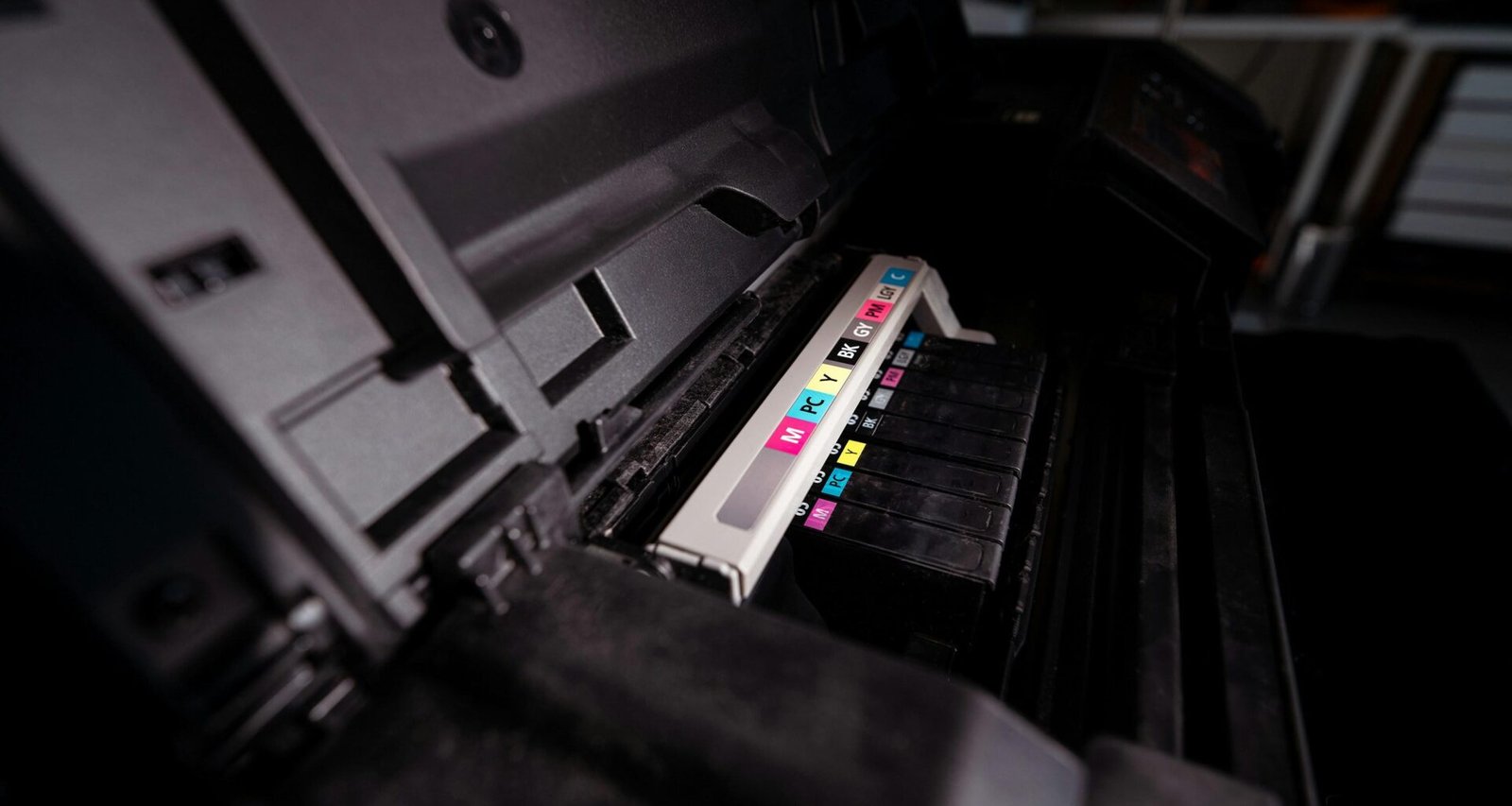 Ein Drucker sitzt auf einem Tisch, bereit für die Nutzung im modernen Büro oder Homeoffice.