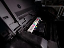 Ein Drucker sitzt auf einem Tisch, bereit für die Nutzung im modernen Büro oder Homeoffice.