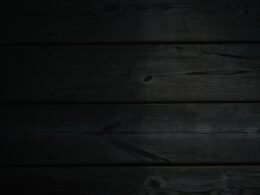 Dunkler Holzhintergrund mit schwarzem Hintergrund, ideal als dezente Textur für Webseiten oder Online-Marketing-Projekte