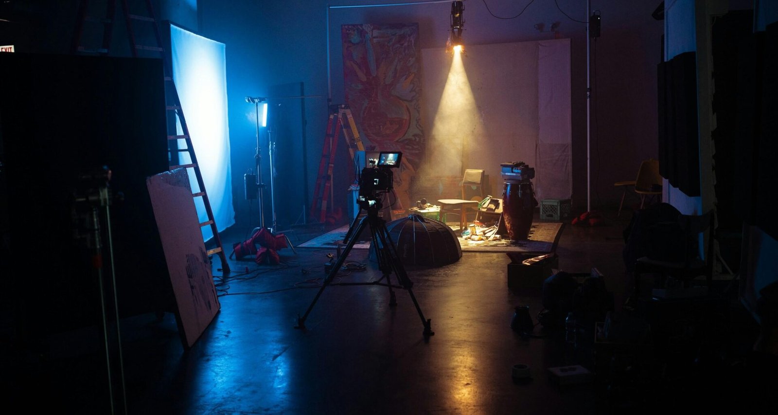 Eine dunkle Studioumgebung mit Kamera und Leuchten, ideal für kreative Foto- oder Videoarbeiten in technischer Umgebung.