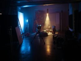 Eine dunkle Studioumgebung mit Kamera und Leuchten, ideal für kreative Foto- oder Videoarbeiten in technischer Umgebung.