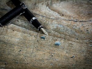 Ein Füllfederhalter liegt auf einem Felsen und vermittelt einen Eindruck von Kreativität und Naturverbundenheit.