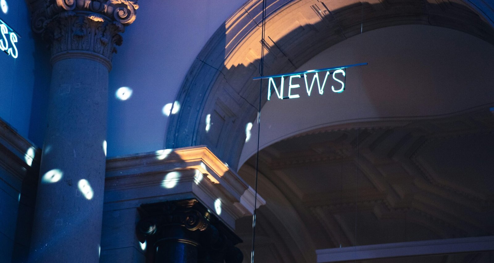 Ein mehrstöckiges Gebäude mit großem Schild auf dem Dach, das für Aufmerksamkeit und Markenpräsenz sorgt.