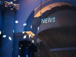 Ein mehrstöckiges Gebäude mit großem Schild auf dem Dach, das für Aufmerksamkeit und Markenpräsenz sorgt.