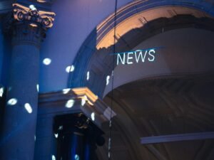 Ein mehrstöckiges Gebäude mit großem Schild auf dem Dach, das für Aufmerksamkeit und Markenpräsenz sorgt.