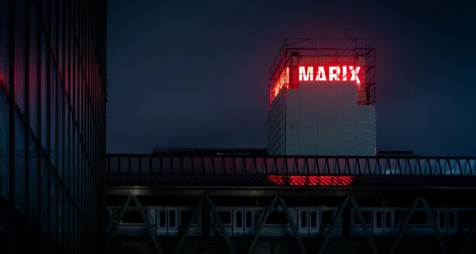 Ein modernes Gebäude mit einem auffälligen Schild an der Fassade, fotografiert bei Tageslicht, keine Personen zu sehen