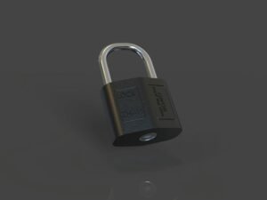 Geschlossenes Vorhängeschloss aus Metall auf schwarzer Unterlage als Symbol für Datenschutz und sichere Technologien