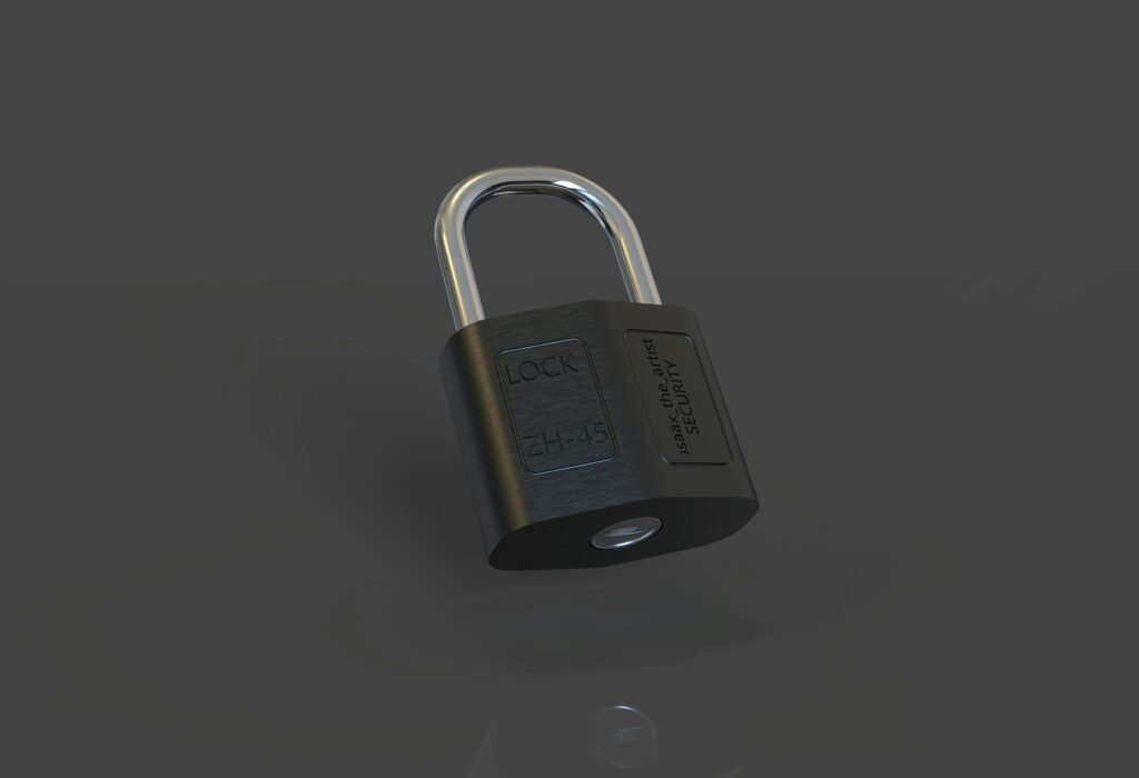 Ein geschlossenes Vorhängeschloss liegt auf einer schwarzen Oberfläche und steht für Datenschutz und Datensicherheit.