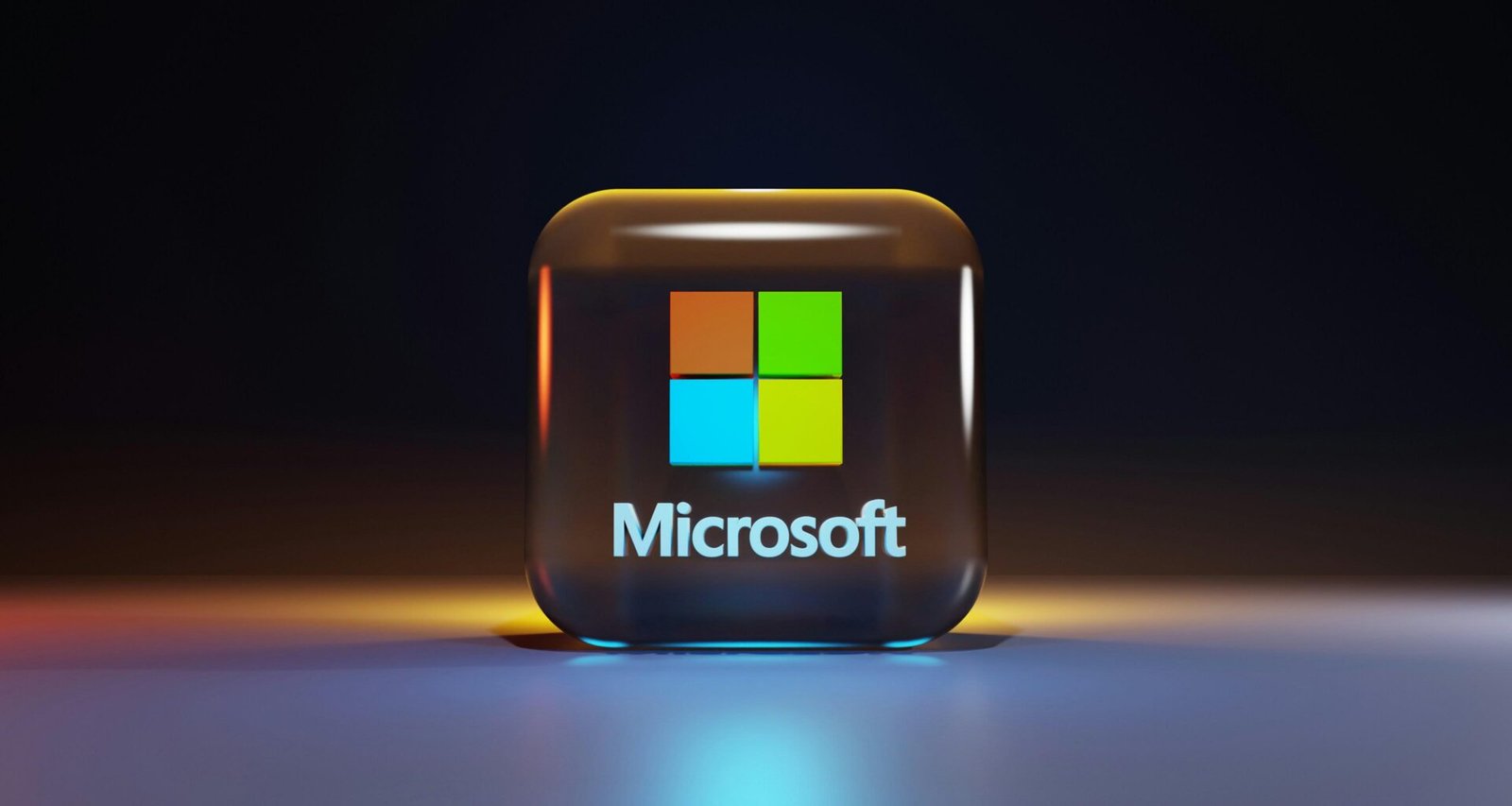 Ein frisch eingeschenktes Glas Bier auf einem Tisch, ideal illustriert für Artikel zu Gastronomie oder Getränkekultur