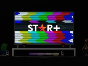 Ein großer Flachbildfernseher mit einem leuchtenden Stern in der Bildschirmmitte, aufgenommen in Innenraum bei Tageslicht