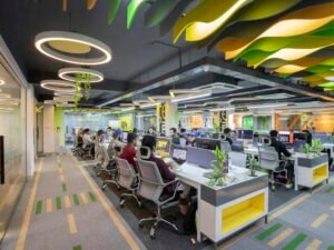 Großer offener Büroraum mit vielen Schreibtischen und Stühlen in moderner Büroausstattung