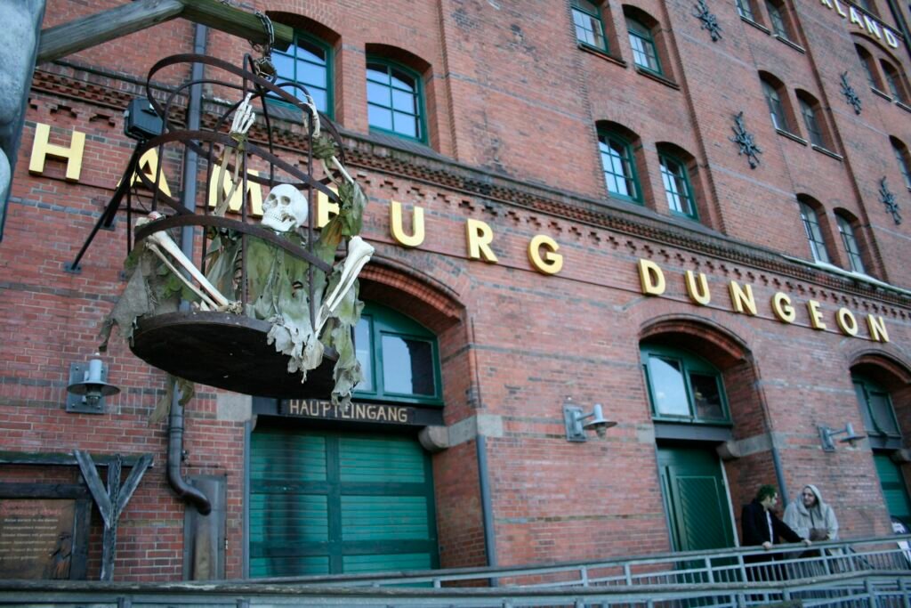 Großes Backsteingebäude mit einem sichtbaren Schild an der Vorderseite, aufgenommen in urbaner Umgebung