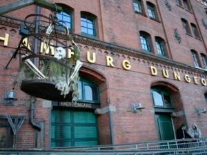 Großes Backsteingebäude mit einem sichtbaren Schild an der Vorderseite, aufgenommen in urbaner Umgebung