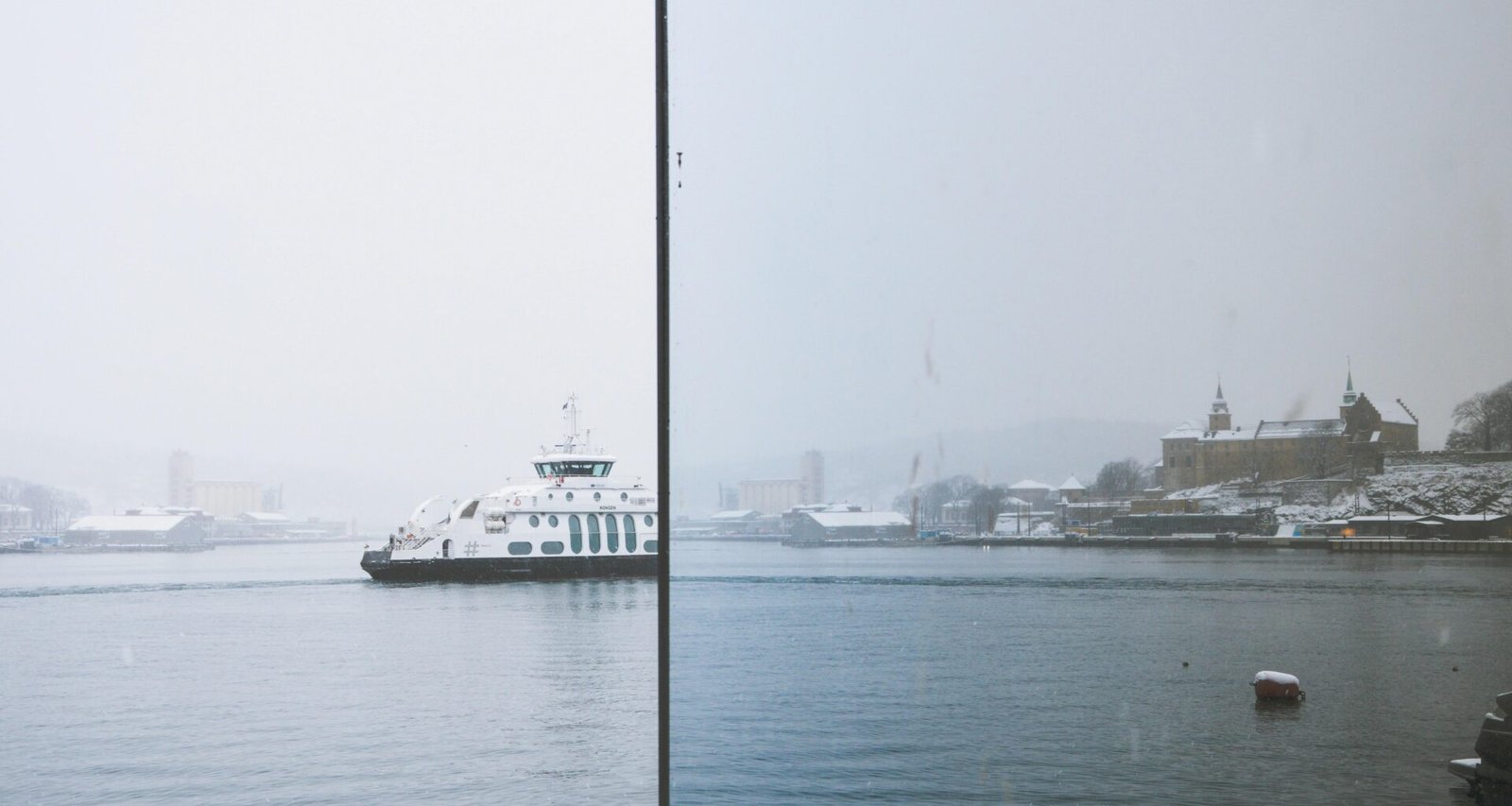 Ein großes Boot fährt inmitten eines weiten Gewässers und spiegelt maritime Technik wider