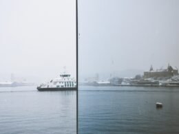 Ein großes Boot fährt inmitten eines weiten Gewässers und spiegelt maritime Technik wider