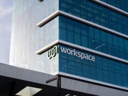 Großes, modernes Bürogebäude aus Glas mit dem Wort Workspace auf der Fassade, Beispiel für zeitgemäße Architektur.