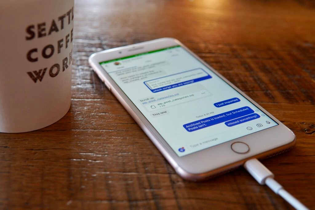 Ein Smartphone liegt auf einem Holztisch, geeignet als Symbolbild für mobile Technologien und Online-Marketing.