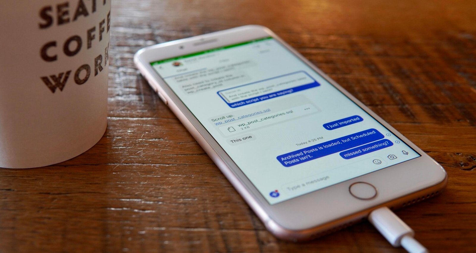 Ein Smartphone liegt auf einem Holztisch, geeignet als Symbolbild für mobile Technologien und Online-Marketing.
