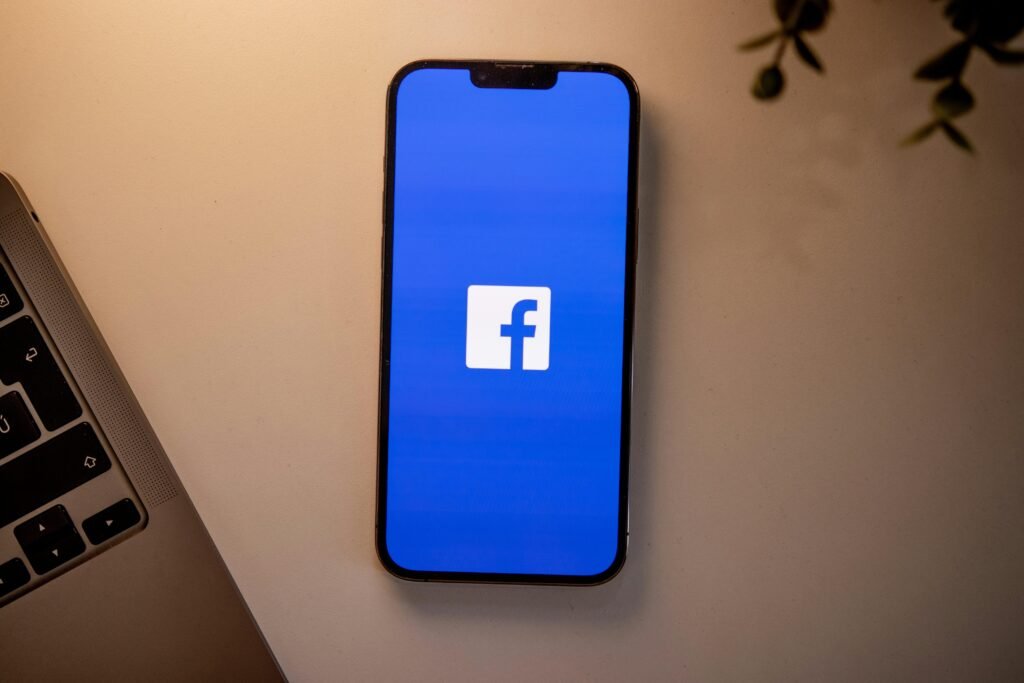 Ein Smartphone liegt flach auf einem Tisch, im Hintergrund sind leichte Unschärfen sichtbar.