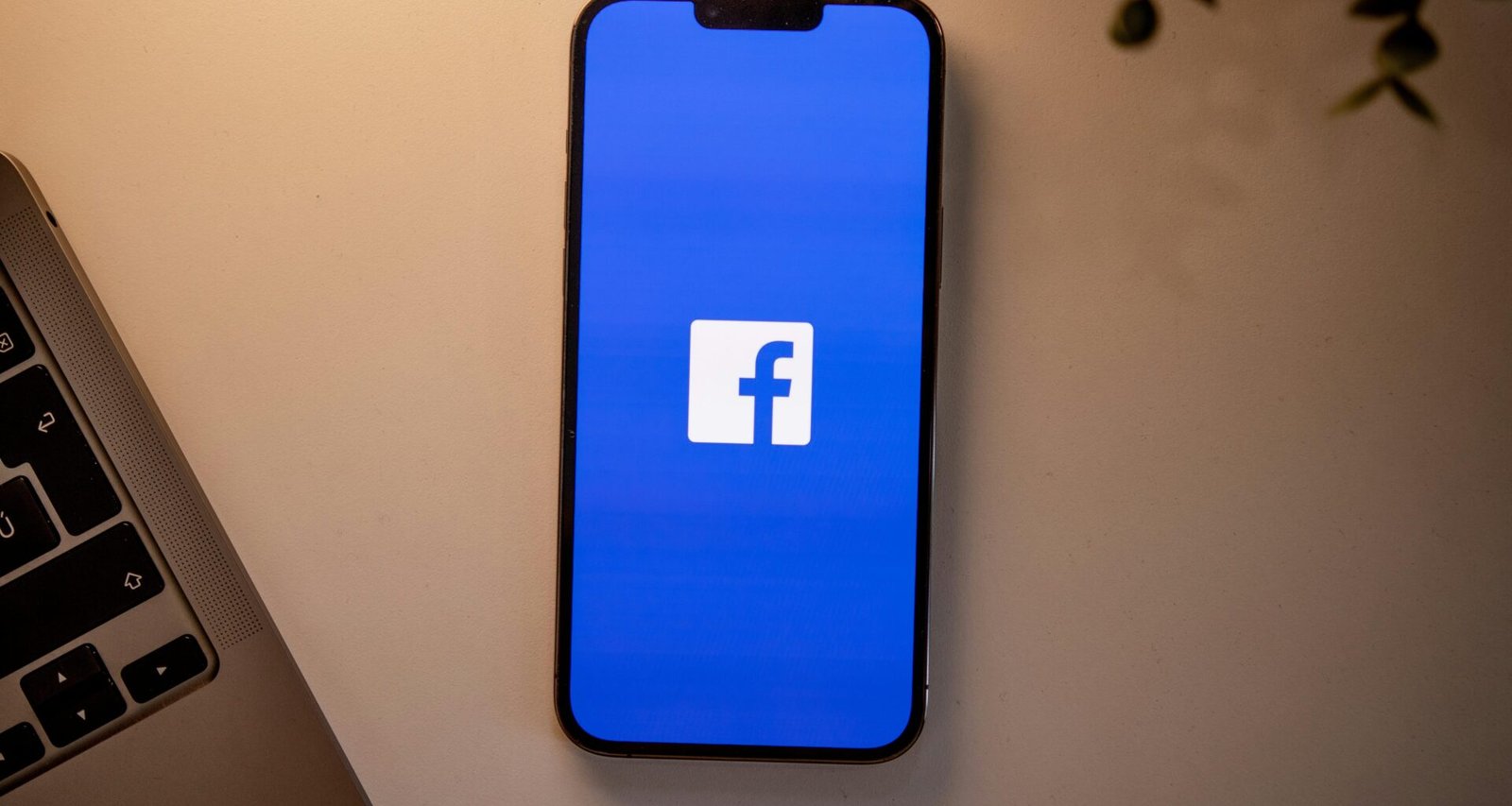 Ein Mobiltelefon liegt auf einer glatten Tischoberfläche und steht für mobile Kommunikation und digitale Technologie.